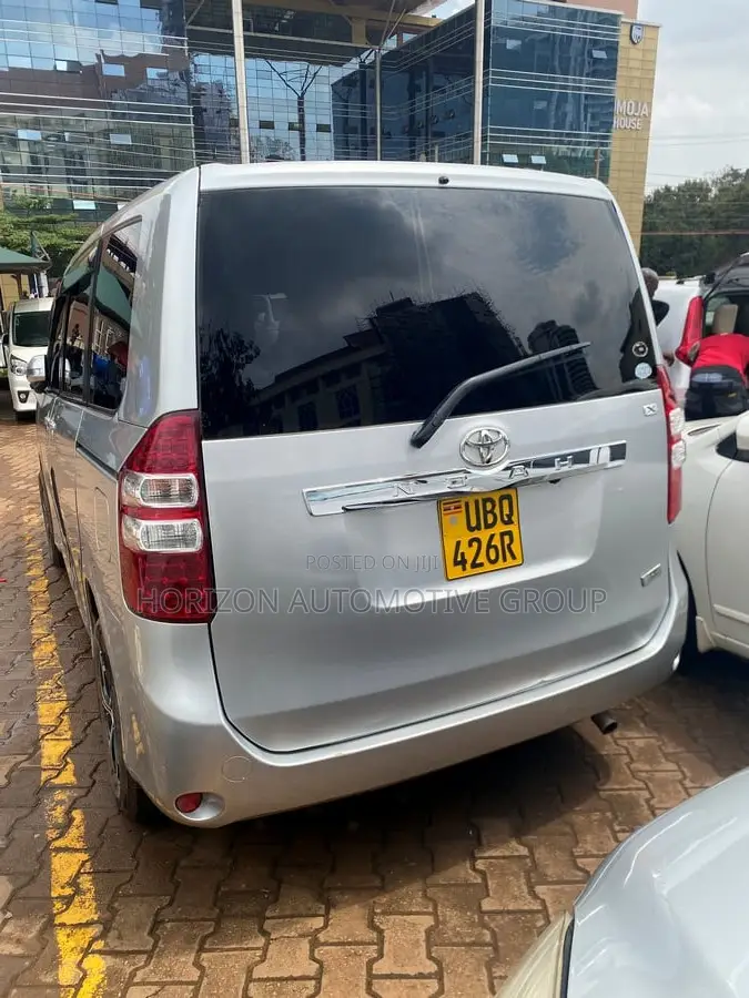 Toyota Noah 2010 Silver