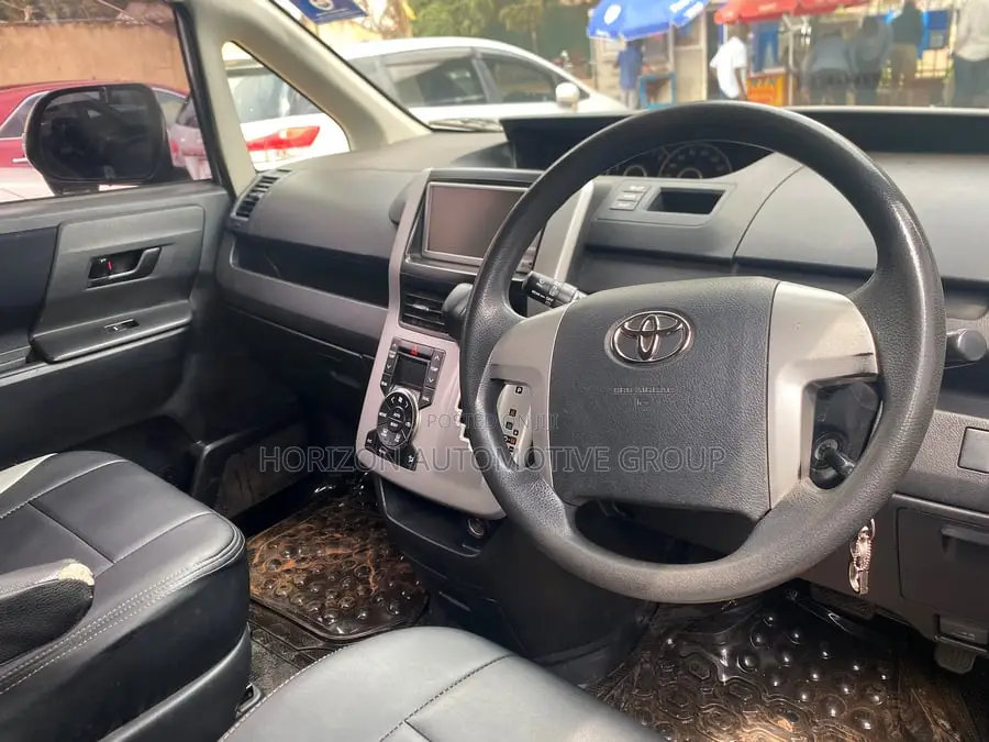 Toyota Noah 2010 Silver
