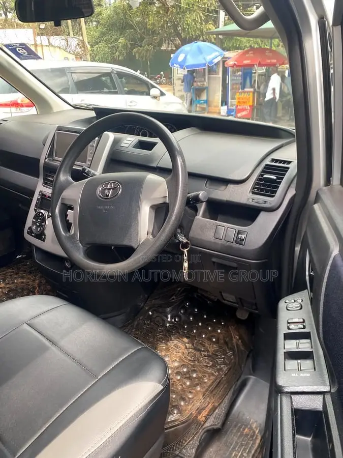 Toyota Noah 2010 Silver