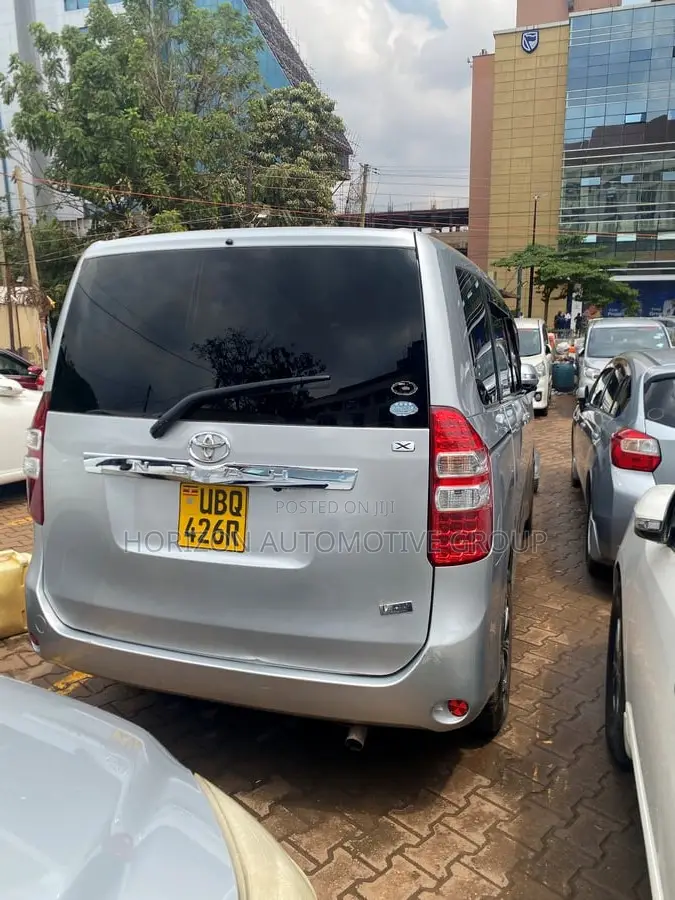 Toyota Noah 2010 Silver