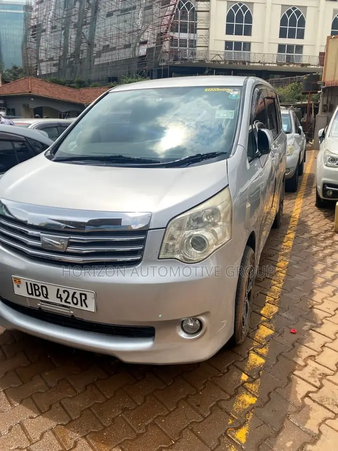 Toyota Noah 2010 Silver