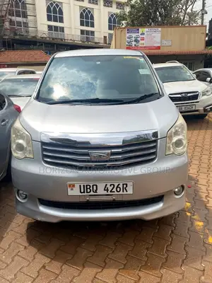 Toyota Noah 2010 Silver