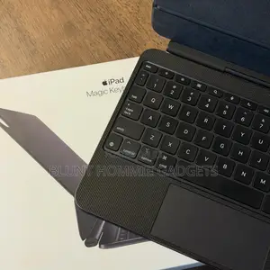 Magic Keyboard 11 iPad Pro M4-M5