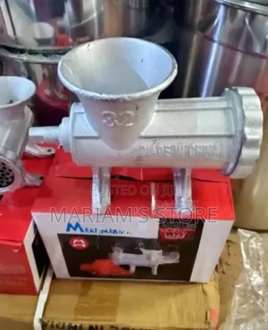 Manual Meat Mincer From Aluminum Alloy With A Tabletop Mounting Design