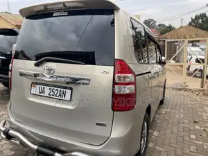 Toyota Noah 2013 Gold