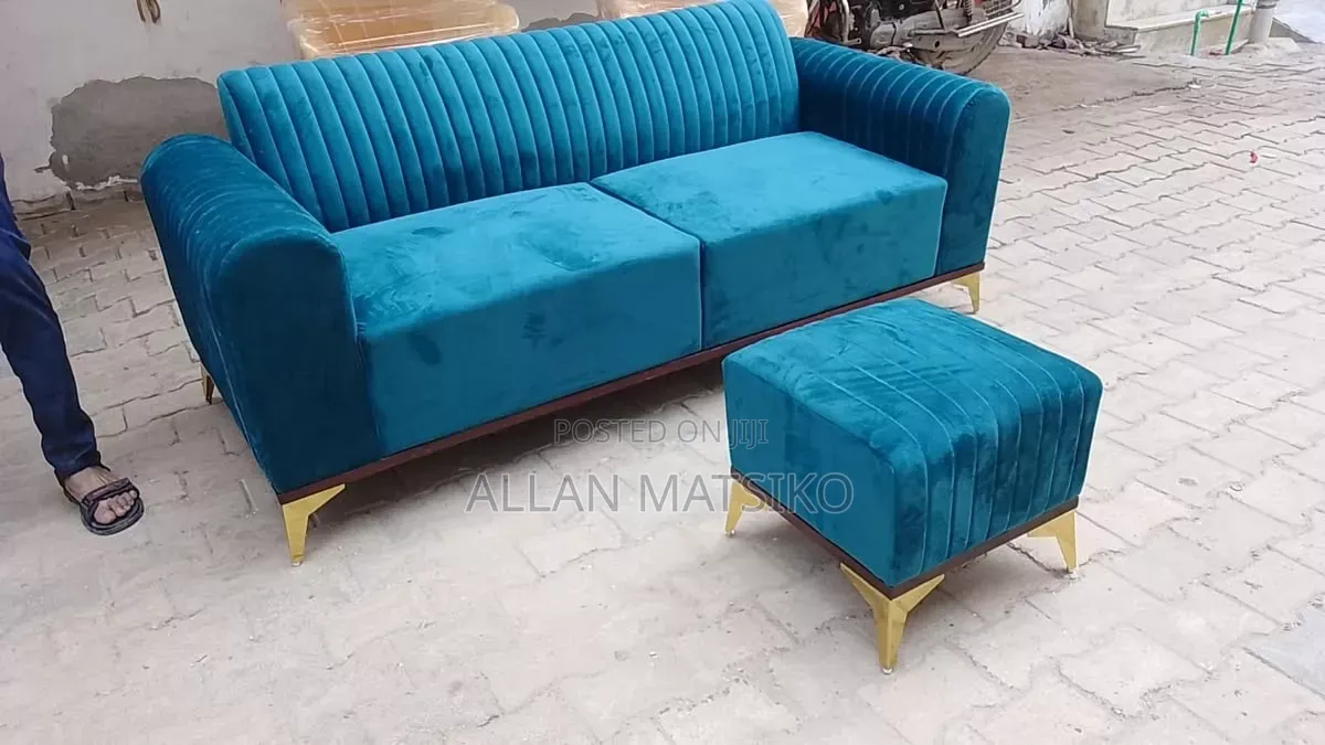 Classic 2seater Sofa With Puff