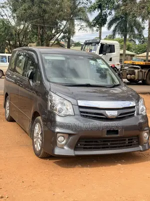 Toyota Noah 2.0 158hp FWD (7 Seater) 2013 Gray