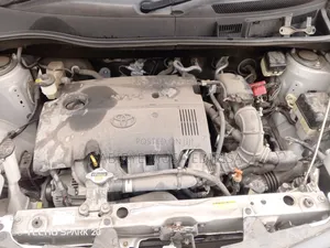 Toyota Sienta 2011 Silver
