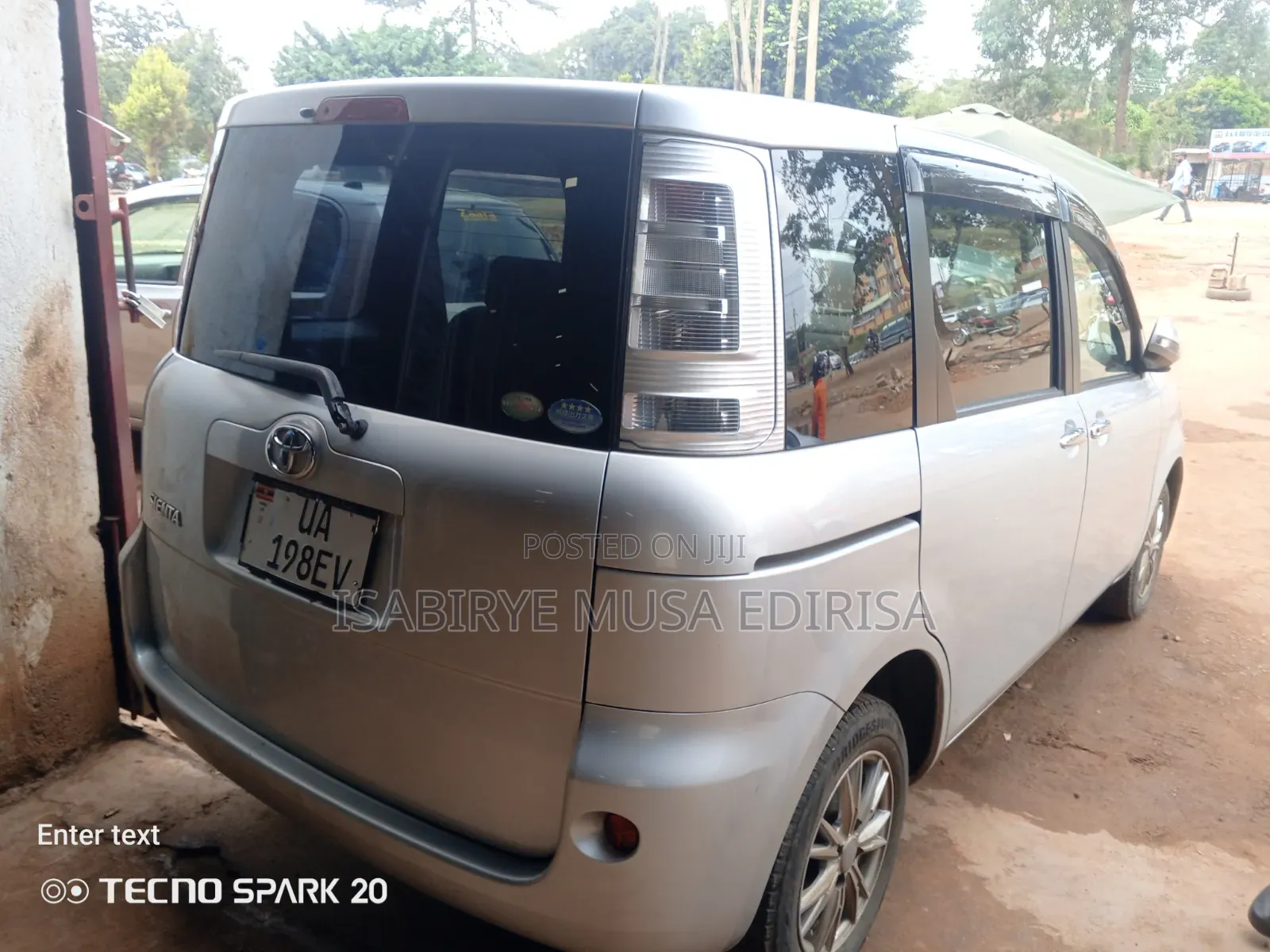 Toyota Sienta 2011 Silver