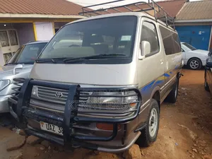 Toyota HiAce 2003 Gold