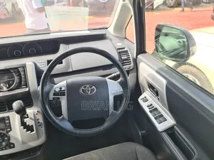 Toyota Noah 2012 Silver