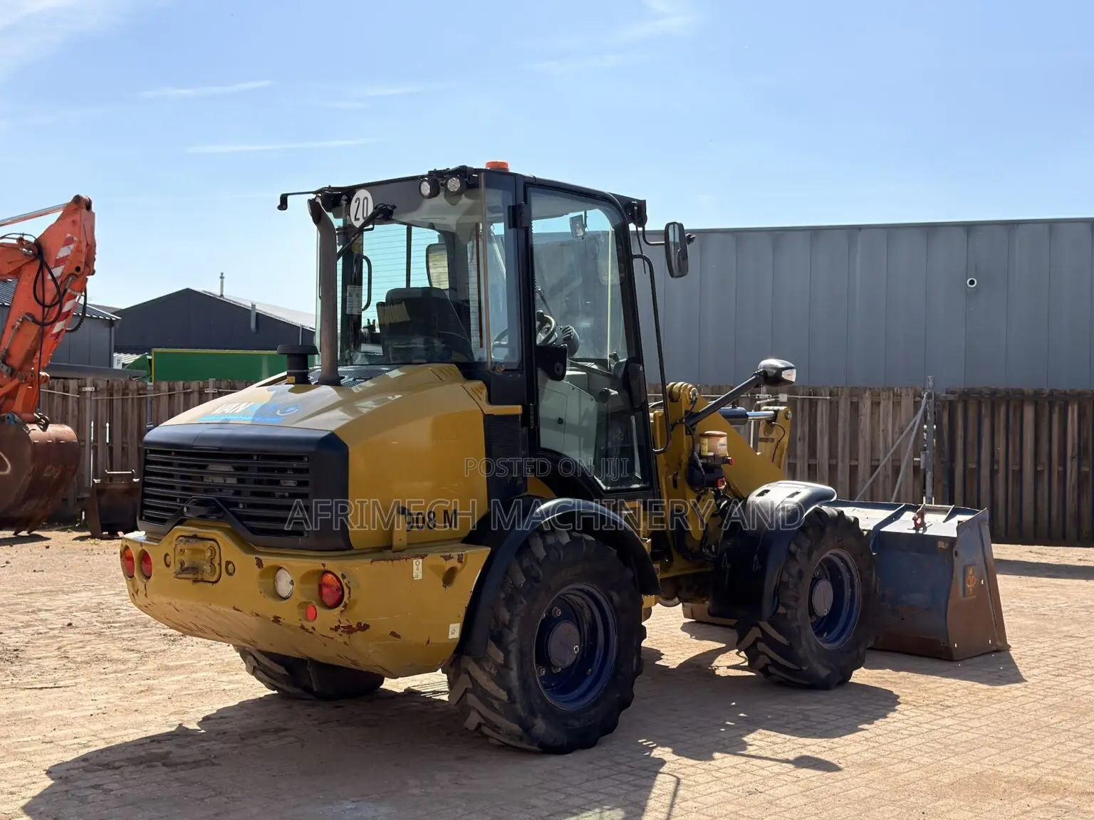Caterpillar
908m