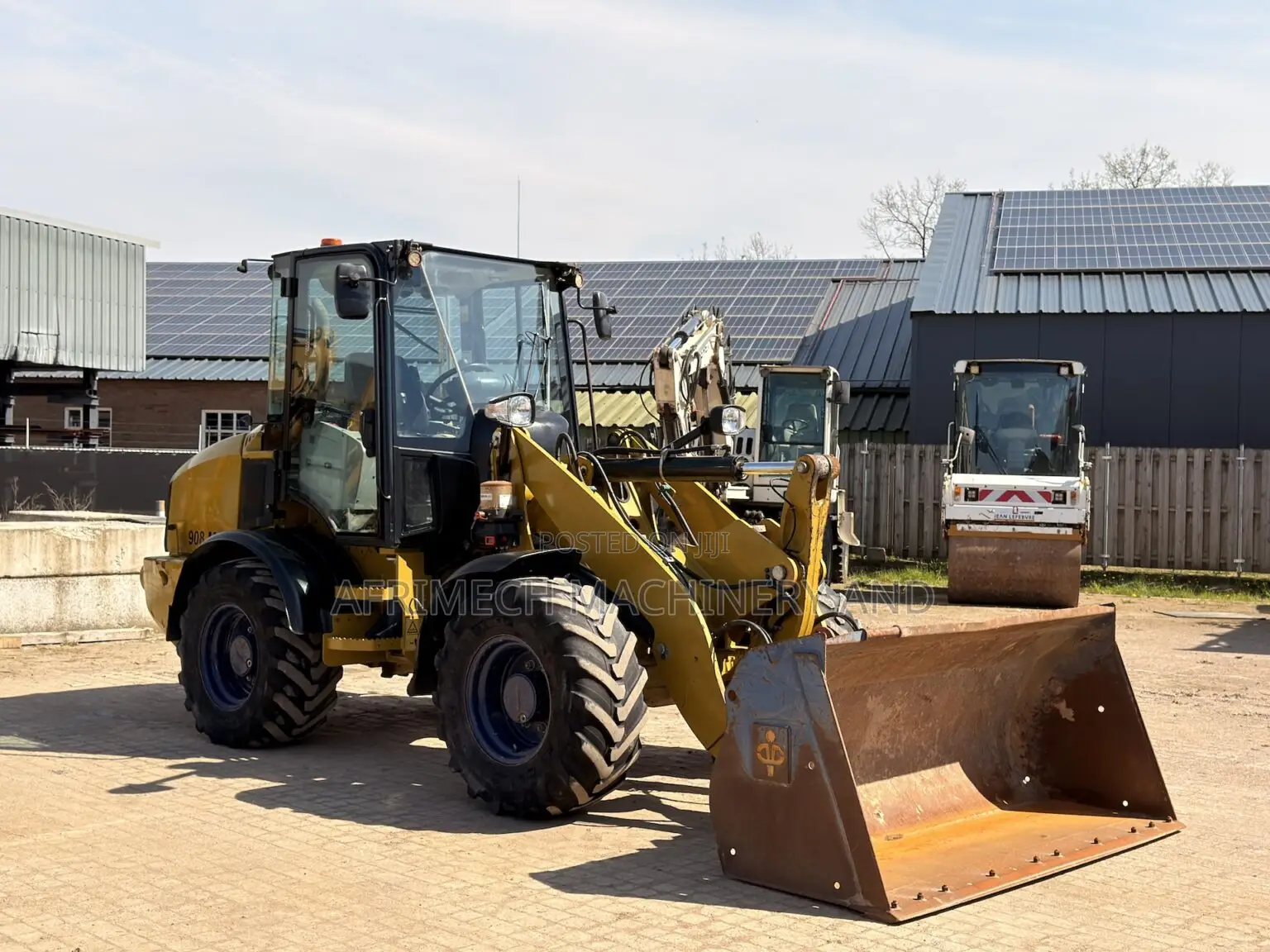 Caterpillar
908m