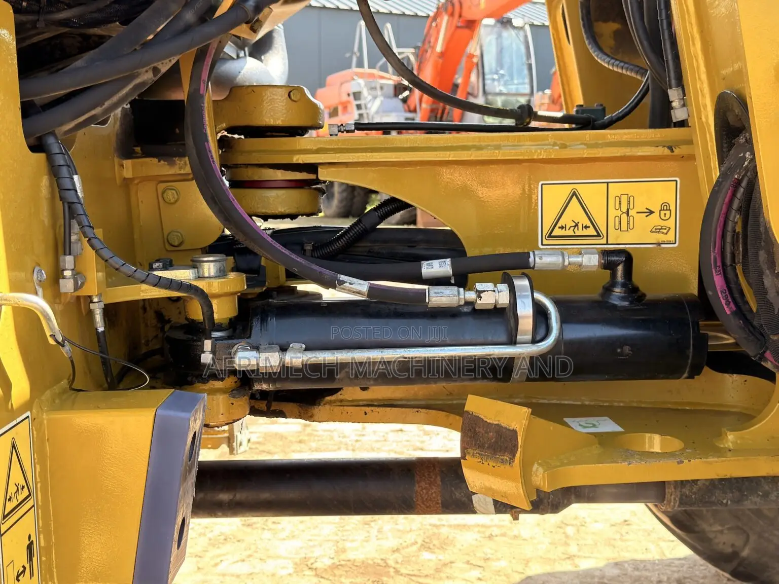 Caterpillar
908m