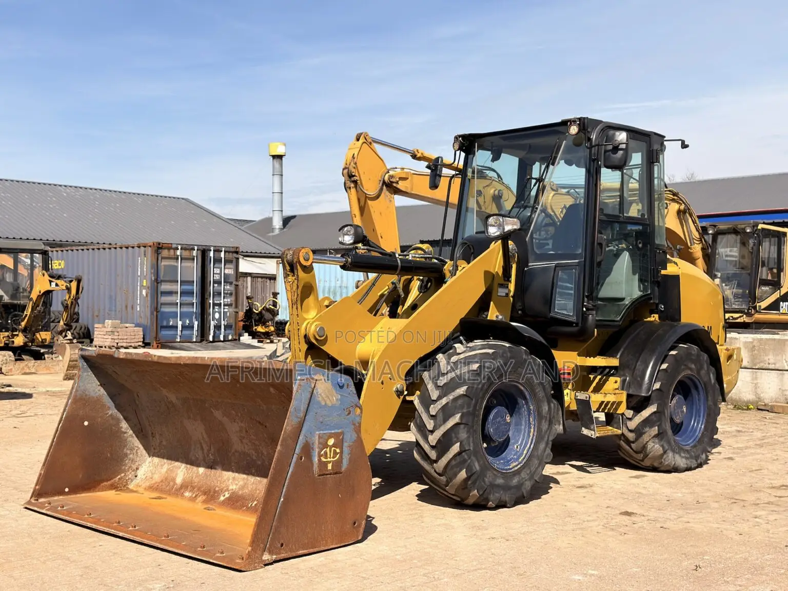 Caterpillar
908m