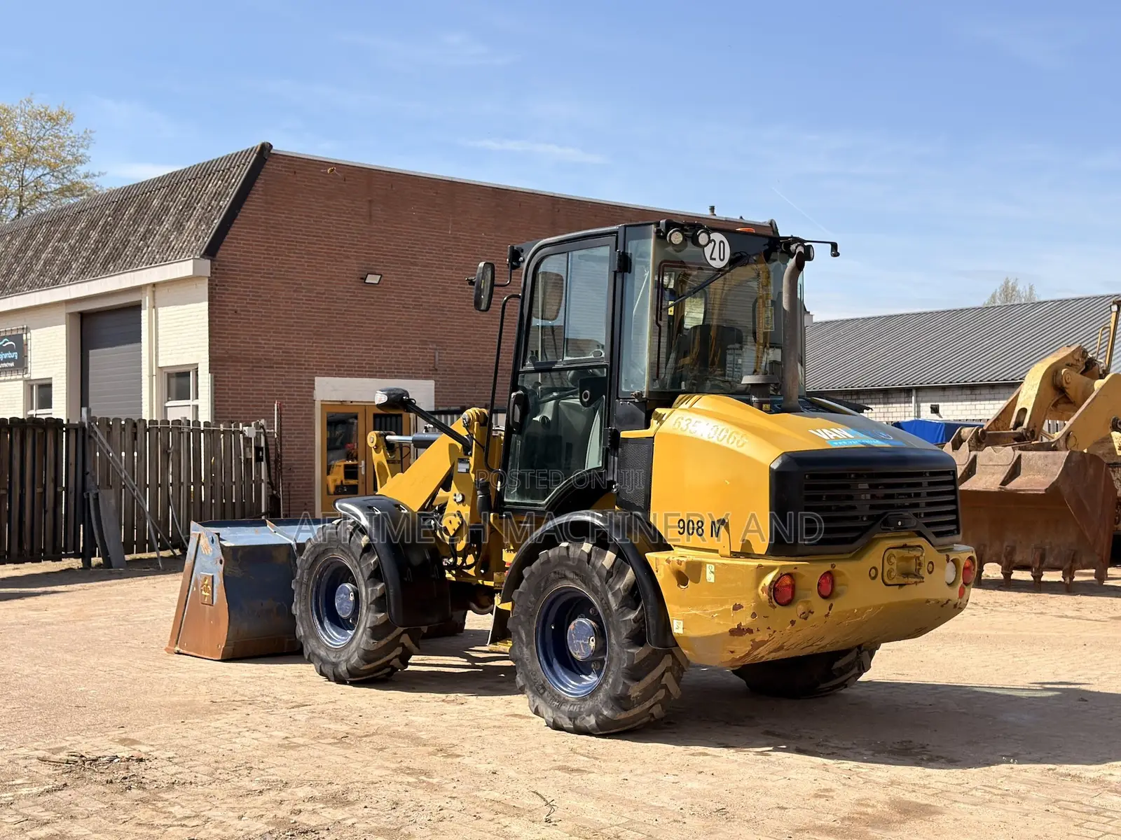 Caterpillar
908m