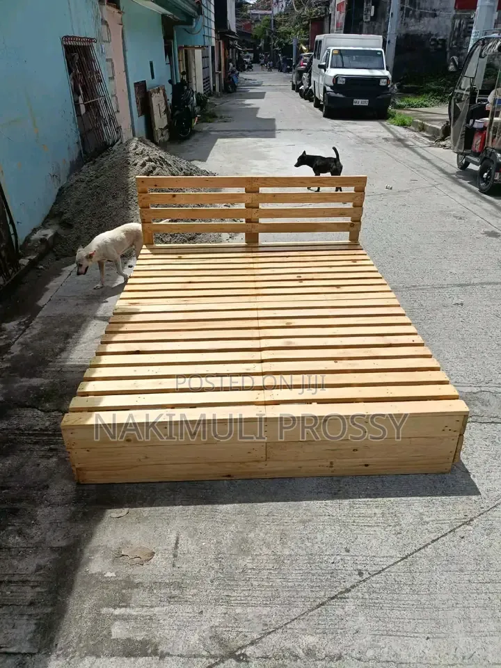 4 by 6 Pallet Bed in Clear