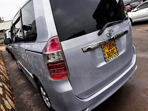 Toyota Noah 2009 Silver