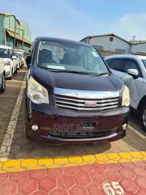 Toyota Noah 2013 Maroon