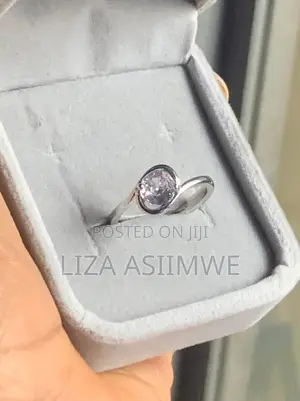 Split-Band Design With a Single Round, Brilliant-Cut Engagement Ring