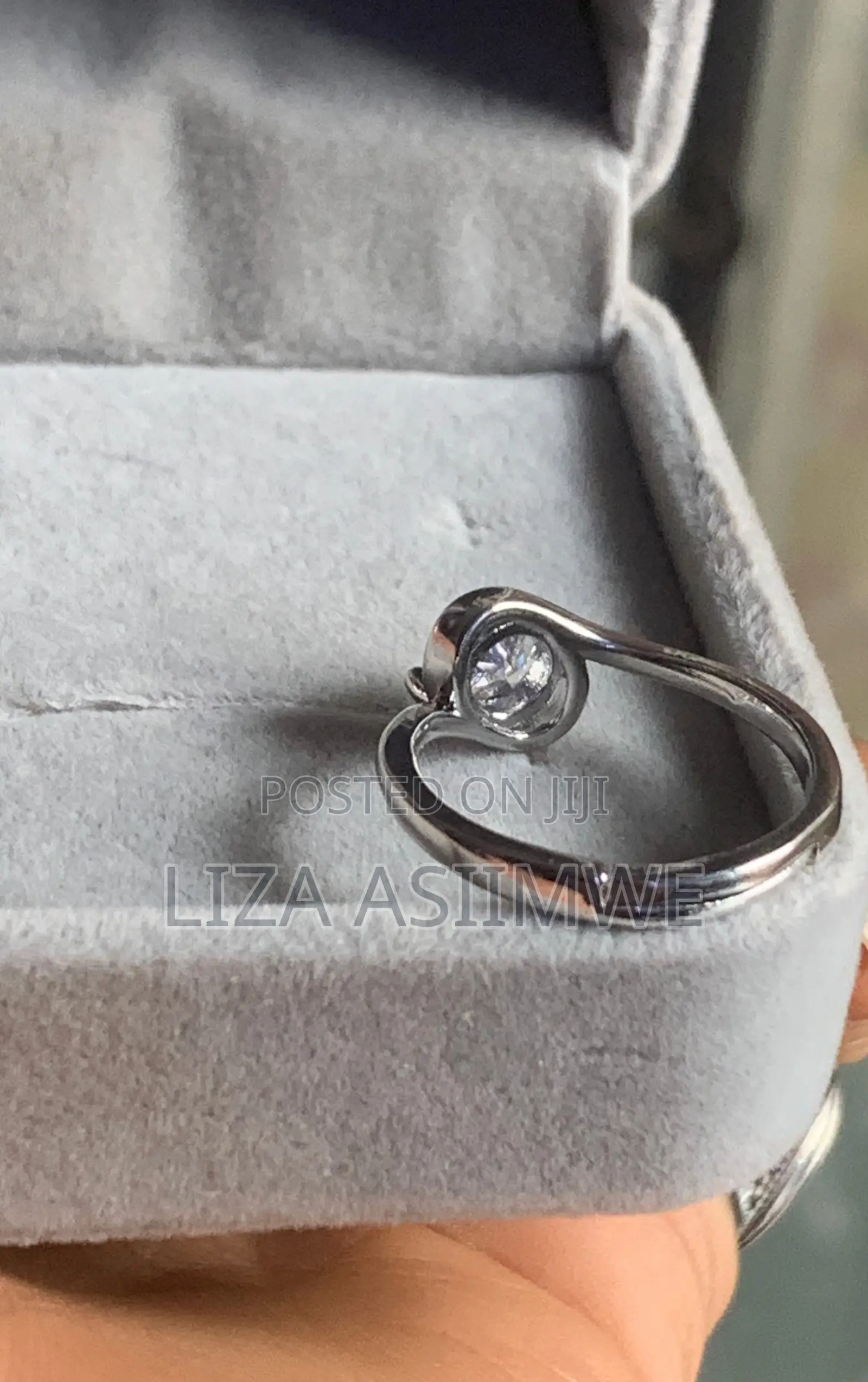 Split-Band Design With a Single Round, Brilliant-Cut Engagement Ring