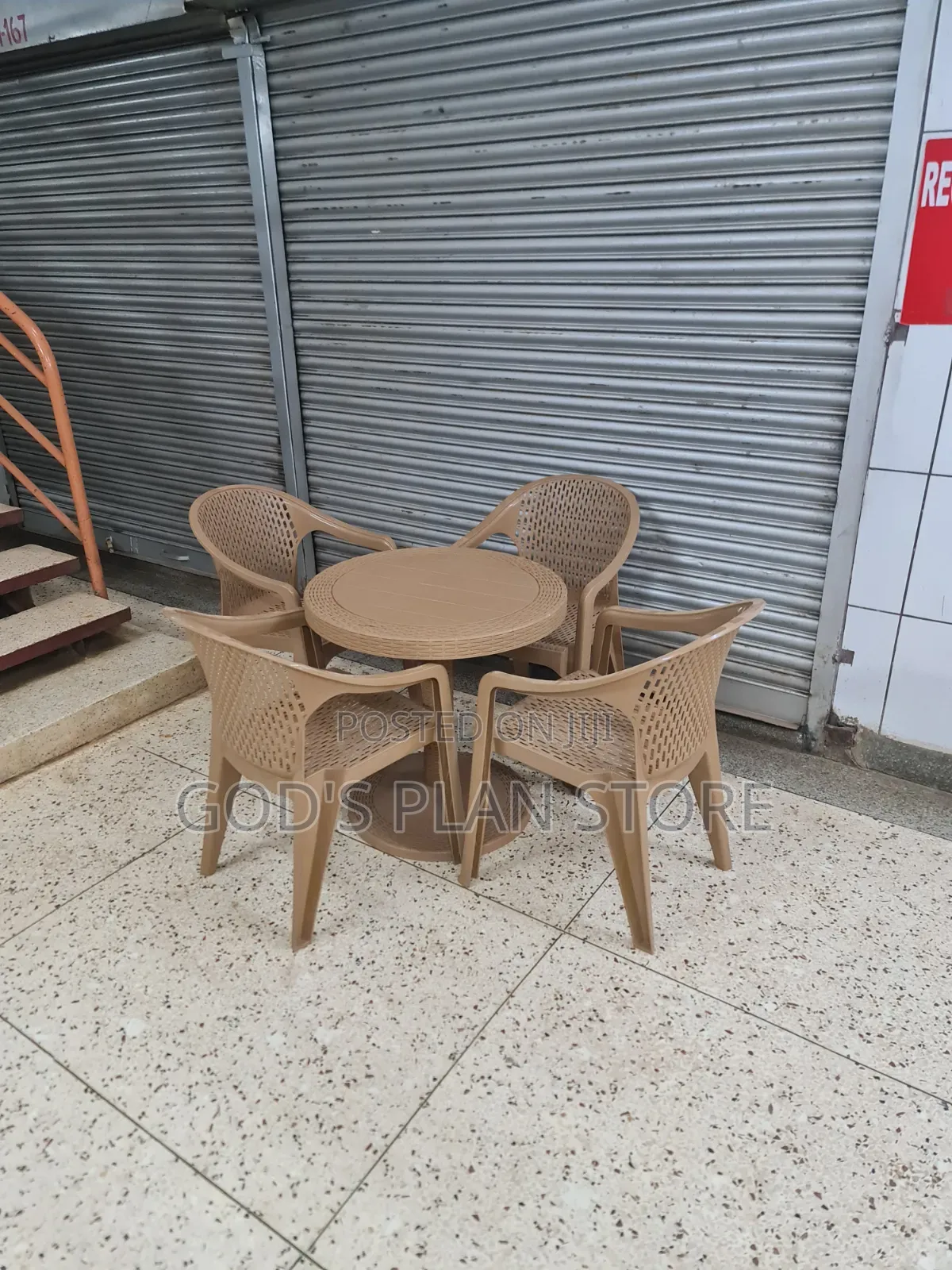 Rounded Plastic Table Set With 4 Chairs for Bars/Restaurant