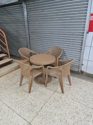 Rounded Plastic Table Set With 4 Chairs for Bars/Restaurant
