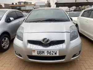 Toyota Vitz 2012 Silver