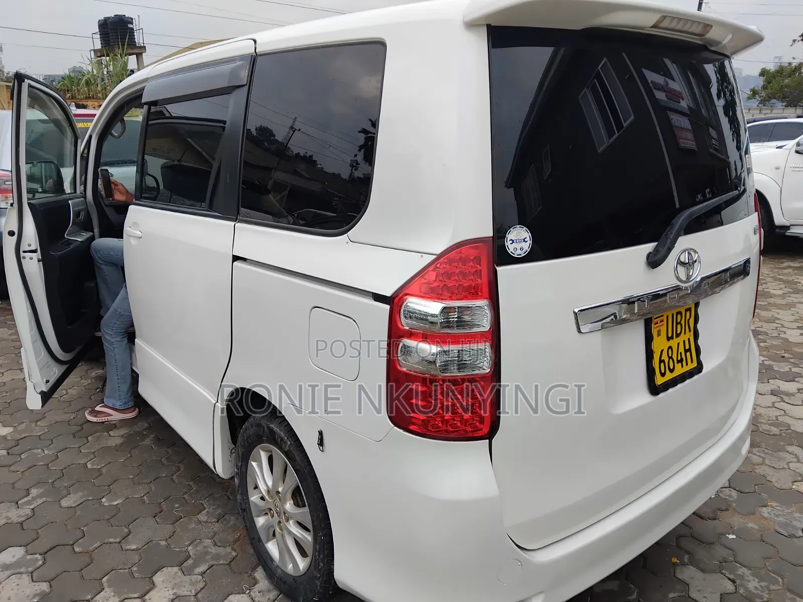 Toyota Noah 2011 White