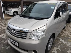 Toyota Noah 2012 Silver