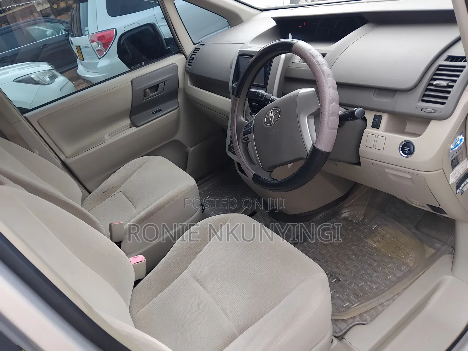 Toyota Noah 2012 Silver