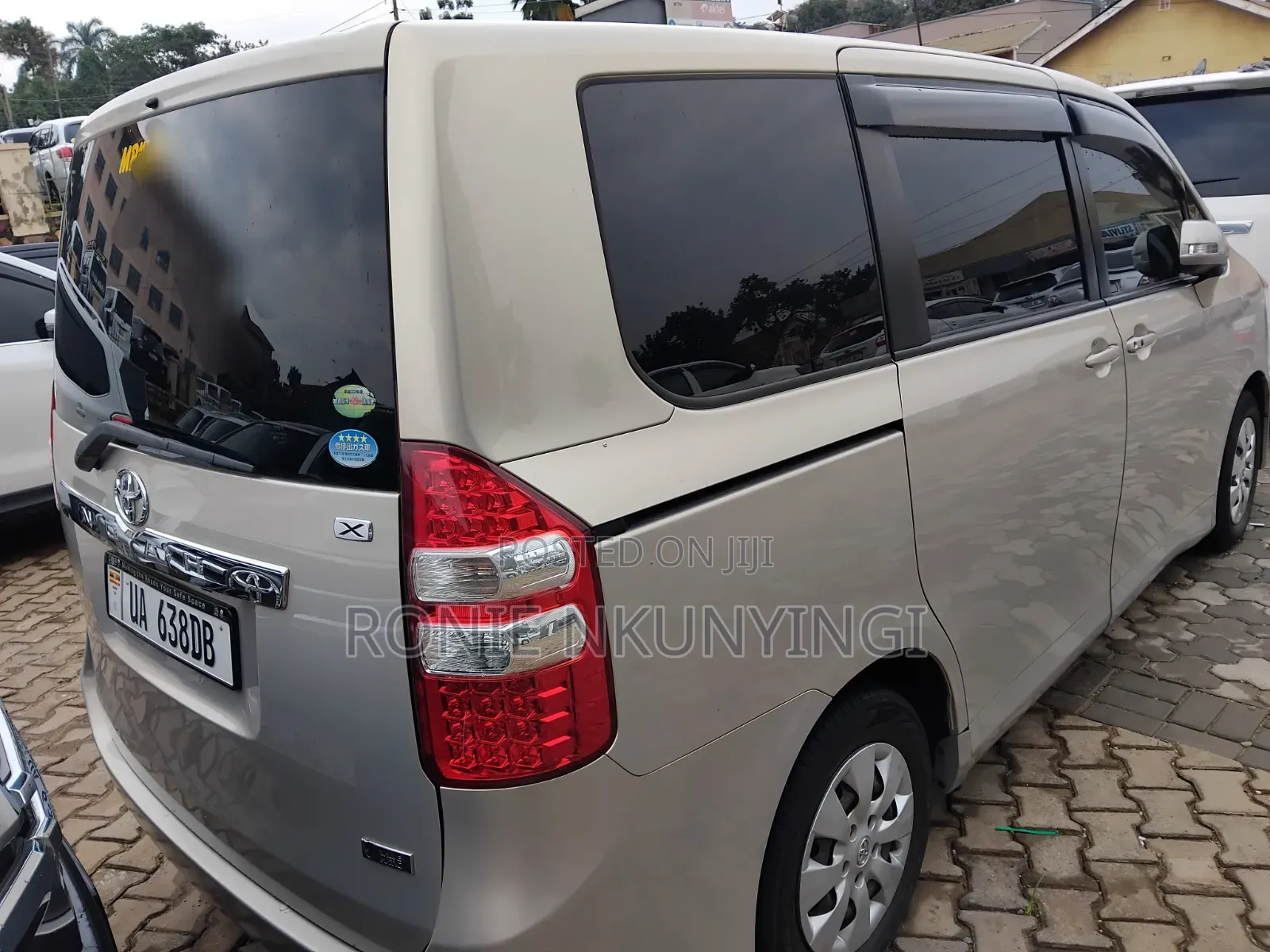 Toyota Noah 2012 Silver