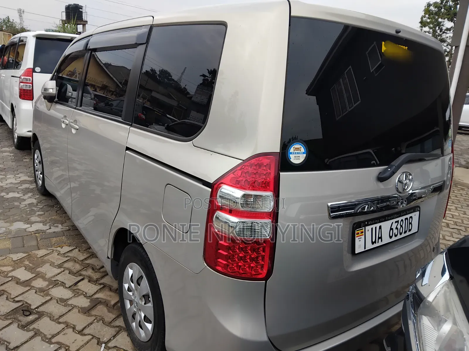 Toyota Noah 2012 Silver