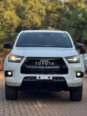 Toyota Hilux 2023 White