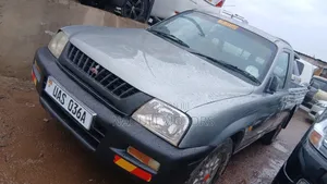 Mitsubishi L200 2000 Gray
