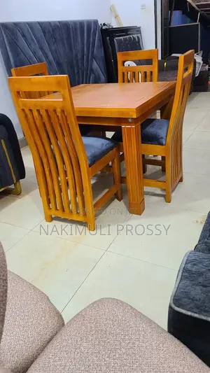 4 Seater Dinning Table With Stains Spray