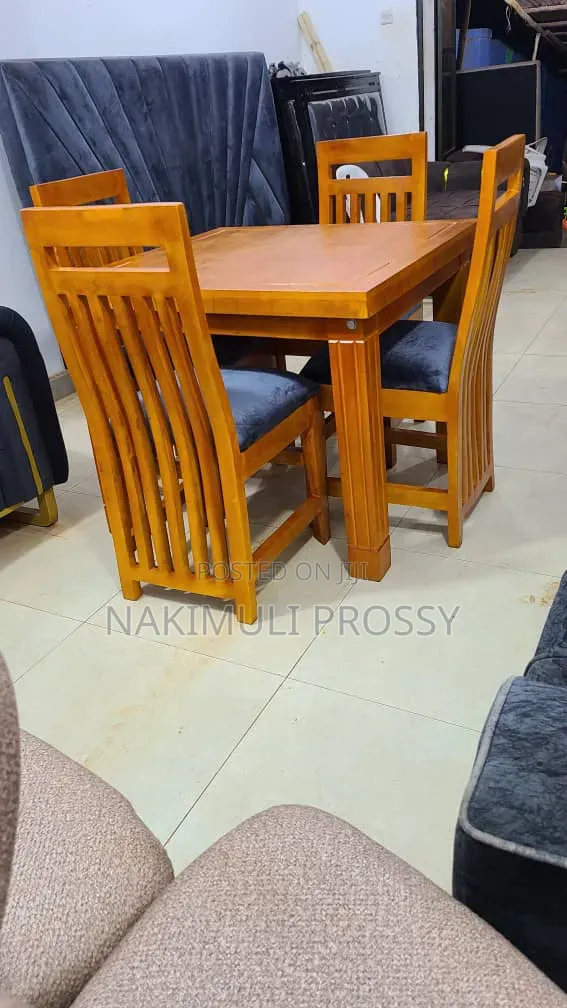 4 Seater Dinning Table With Stains Spray