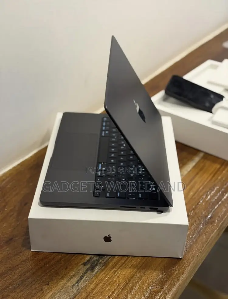 New Laptop Apple MacBook Pro 36GB Apple M5 Max SSD 2T