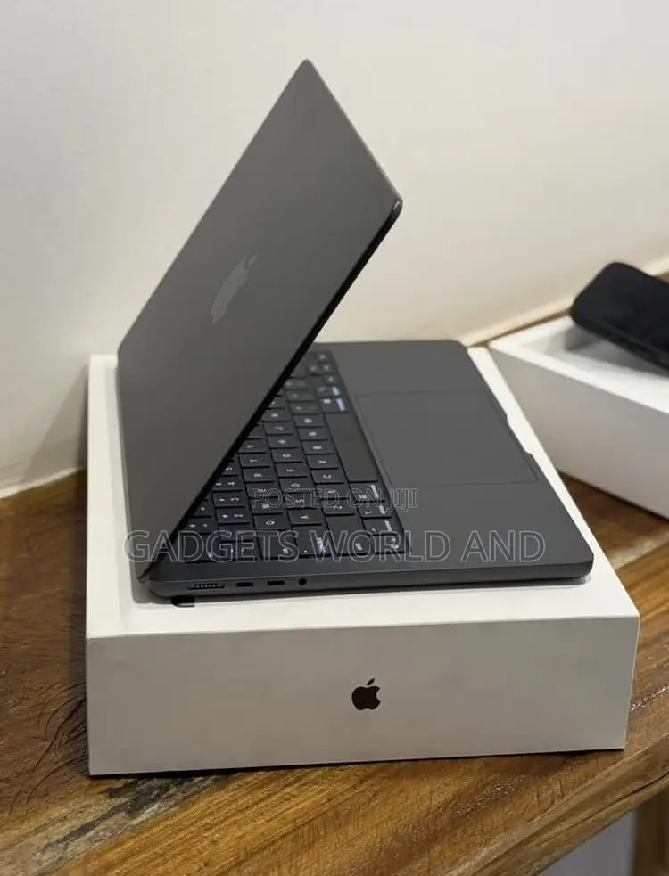 New Laptop Apple MacBook Pro 36GB Apple M5 Max SSD 2T