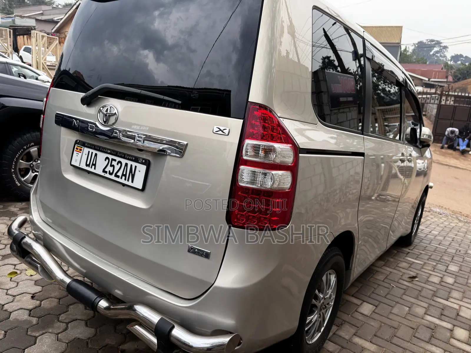Toyota Noah 2010