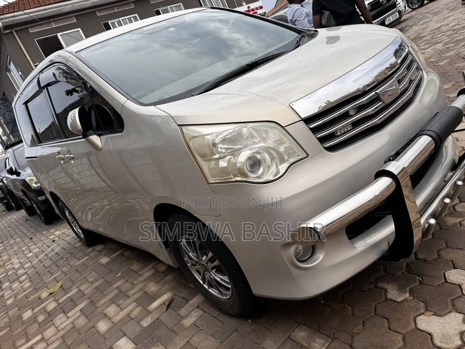 Toyota Noah 2010