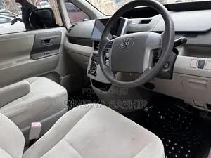 Toyota Noah 2010