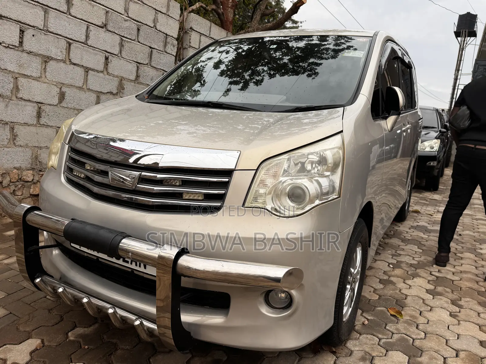 Toyota Noah 2010