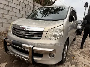 Toyota Noah 2010