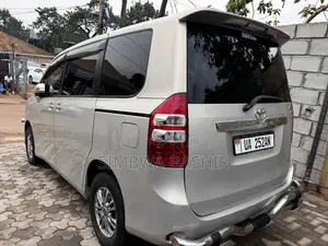 Toyota Noah 2010