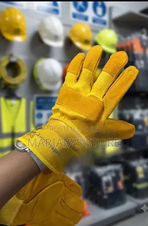 Safety Gloves With a Durable Cowsplit Leather Construction