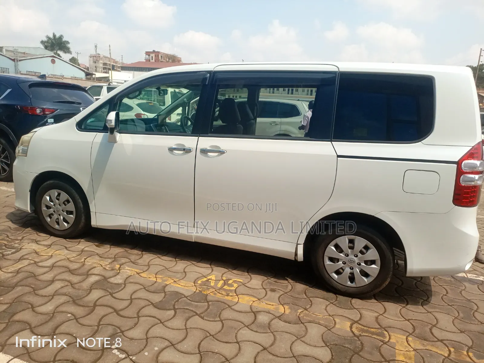 Toyota Noah 2011 White