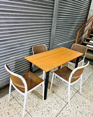 British Simple Affordable Dinning Set With Plastic Chairs