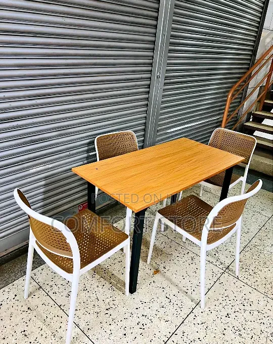 British Simple Affordable Dinning Set With Plastic Chairs