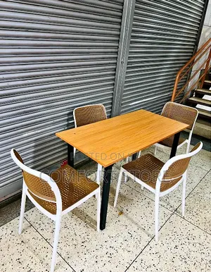 British Simple Affordable Dinning Set With Plastic Chairs